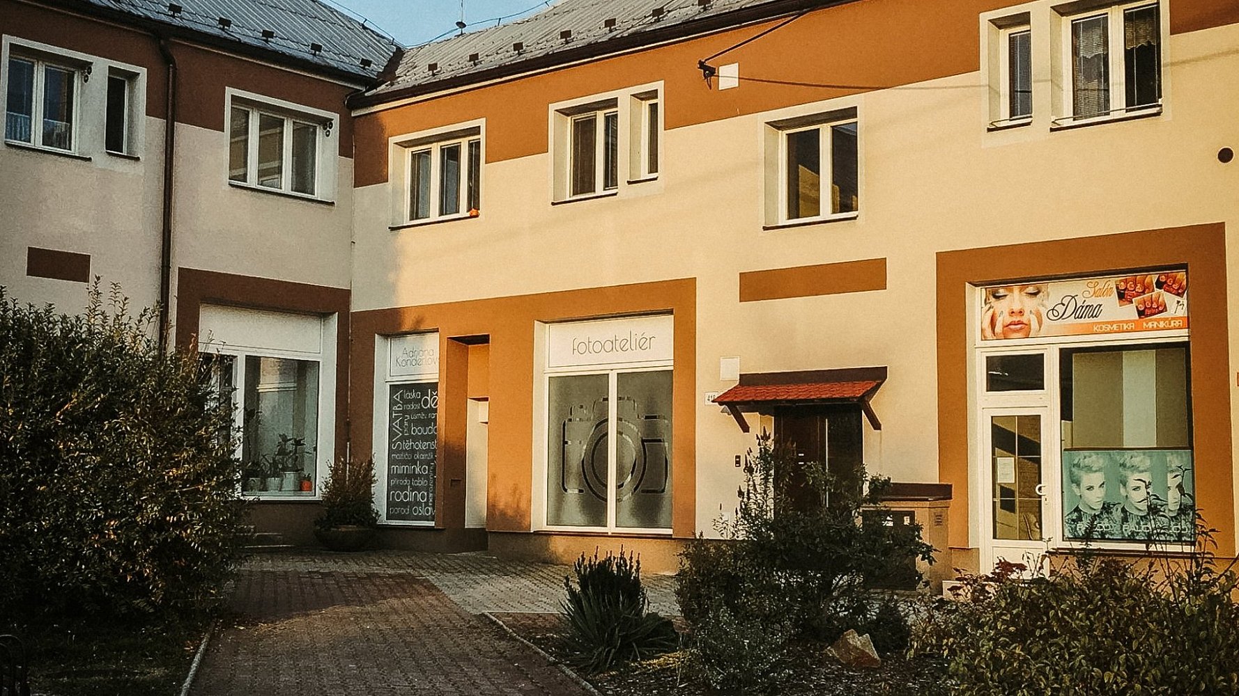 Výloha fotoateliéru Adriany Konderlové na těrlickém náměstí, Májová 418